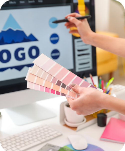 Logo Design: Farbfächer und Gestaltung am Monitor