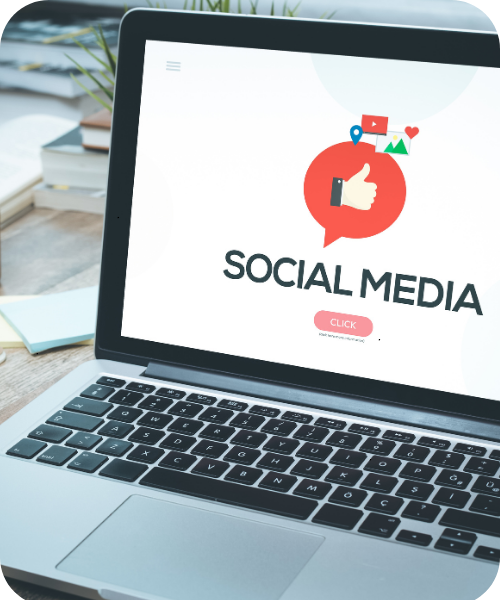 Social Media: Laptop mit Social-Media-Grafik